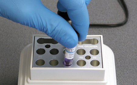 Inkubator biologiczny ENSURE SCICAN SCI-BINC-230 do testów sterylizacji, 10 gniazd, LCD, 57°C, medycyna, stomatologia